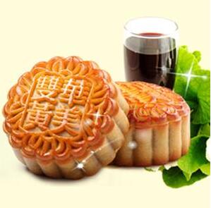 春去秋來(lái)收獲日， 金秋團(tuán)圓月，華美月餅香。待到月圓中秋夜， 歸故里，見(jiàn)爹娘。